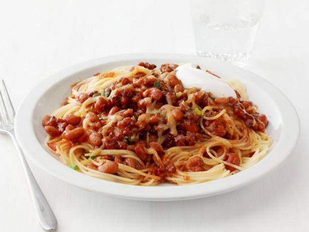 Wie man Spaghetti mit Chili-Fleischsoße zubereitet