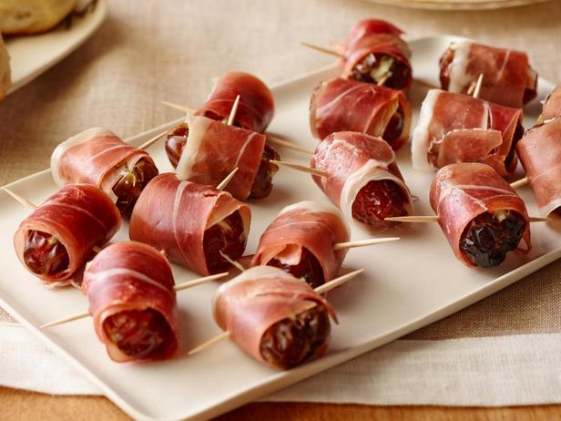 Foto des Gerichts – Mit Käse gefüllte Datteln, umwickelt mit Prosciutto