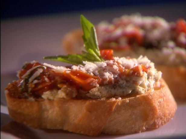 Foto des Gerichts – Crostini mit gebackenen Tomaten und drei Käsesorten