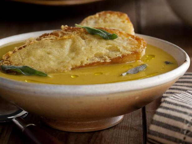Foto des Gerichts – Ausgezeichnete Kürbissuppe mit den besten Parmesan-Croutons