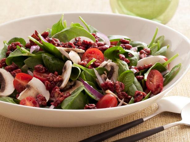 So bereiten Sie einen supergesunden Spinatsalat mit Walnüssen in Granatapfelglasur zu