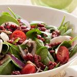 Supergesunder Spinatsalat mit Walnüssen in Granatapfelglasur