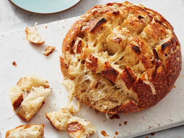 Foto des Gerichts – Käsebrot mit vier Käsesorten und gebackenem Knoblauch