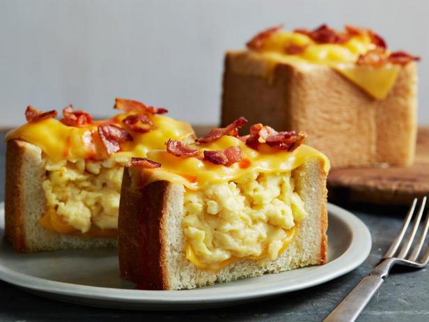 Foto des Gerichts – Brot mit Rührei und Speck, unter Käse überbacken