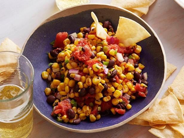 Foto des Gerichts – Geröstete Mais-Bohnen-Salsa mit ofengebackenen Maistortilla-Chips