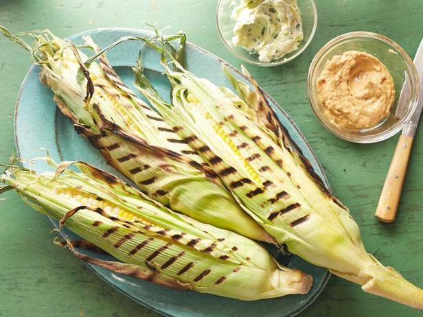 Foto des Gerichts – Perfekt gegrillter Maiskolben mit grüner Butter