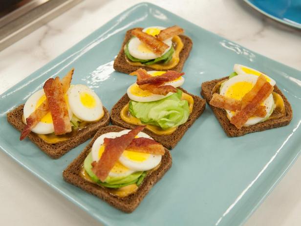 Foto des Gerichts – Mini-Crostini mit Ei und Speck
