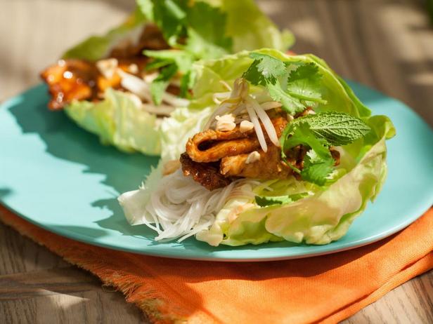 Foto eines Gerichts – Schweinefleisch nach asiatischer Art in Salatschüsseln