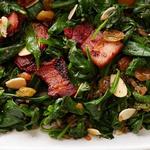 Geschmorter Spinat in Butter mit Speck