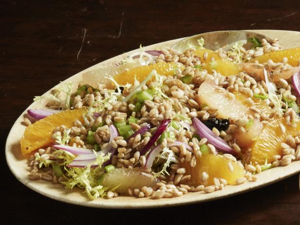 34. Salat mit Dinkel und Zitrusfrüchten.