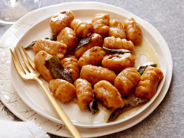 Foto des Gerichts – Süßkartoffelgnocchi mit einer Sauce aus brauner Butter, Ahornsirup, Zimt und Salbei