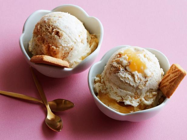 Gelato al limone con biscotti di pasta frolla.