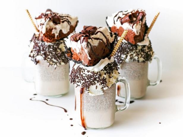 Milchshake mit Schokoladencremetorte