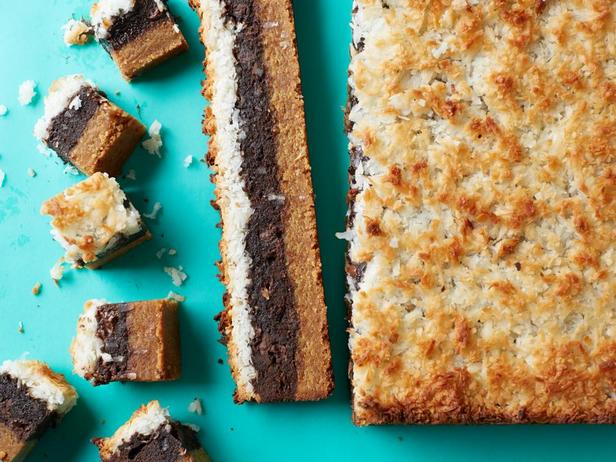 Foto des Gerichts – Schichttorte mit Erdnussbutterkeksen, Brownies und Macarons