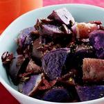 بطاطس مشوية بنفسجية اللون مع زيت إكليل الجبل والزيتون