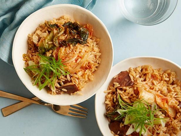 Wie man braunen Reis mit Pilzen und Kimchi zubereitet