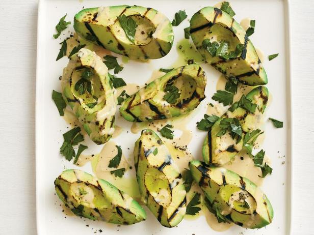 Zubereitung - Gegrillte Avocado mit Tahini-Sauce