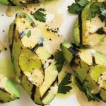 Gegrillte Avocado mit Tahinisauce