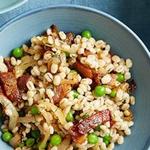 Gerstenbrei mit grünen Erbsen und Speck