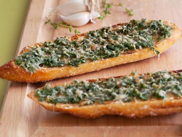 So bereiten Sie ein Sandwich mit geröstetem Knoblauch und Kräuteraufstrich zu