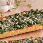 Sandwich mit geröstetem Knoblauch und Kräuteraufstrich