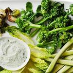 Rohkost mit grünem Joghurt-Dip