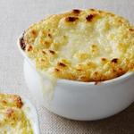 شوربة البصل الفرنسية مغطاة بالخبز
