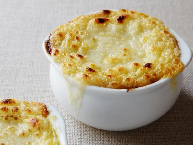 Come preparare la zuppa di cipolle francese con una guarnizione di pane