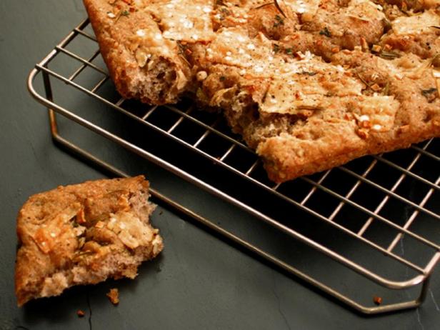 Zubereitung - Mehrkorn-Focaccia mit Knoblauch und Kräutern