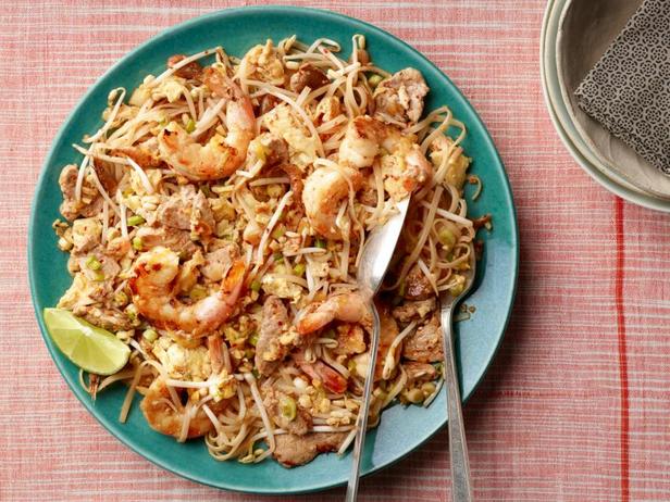 Come preparare i noodles Pad Thai con maiale e gamberi