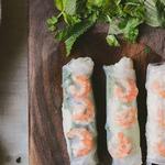 Vietnamesische Frühlingsrollen mit Garnelen und Schweinefleisch (Goi Cuon) und Fischdip