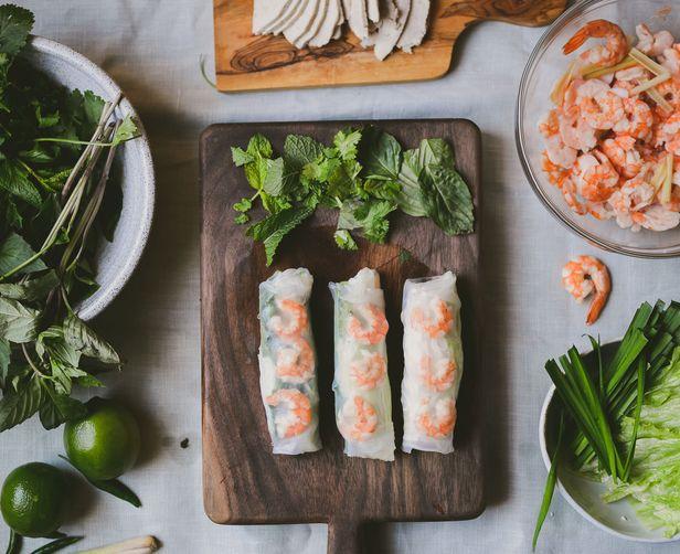 Zubereitung - Vietnamesische Garnelen- und Schweinefleischröllchen (Goi Cuon) mit Fischdip