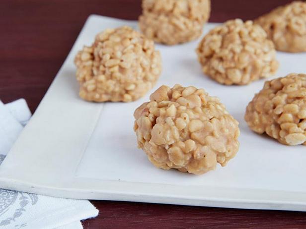Wie man Erdnuss-Puffreisbällchen zubereitet
