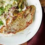 Gebratener Wolfsbarsch mit Tomatillo-, Avocado- und Fenchel-Relish