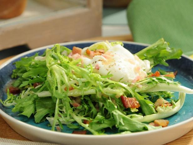 Zubereitung - Friséesalat mit pochiertem Ei und Speck