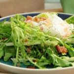 Friséesalat mit pochiertem Ei und Speck