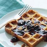 Waffel-French-Toast mit Blaubeersauce und Karotten-Ingwer-Smoothie