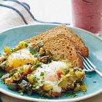Gebratene Zucchini mit Eiern und Beeren-Bananen-Smoothie