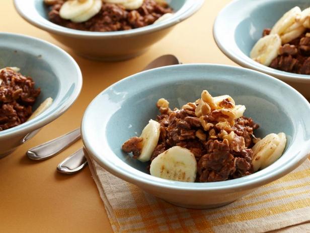 Come preparare il porridge di avena con cioccolato, banana e noci