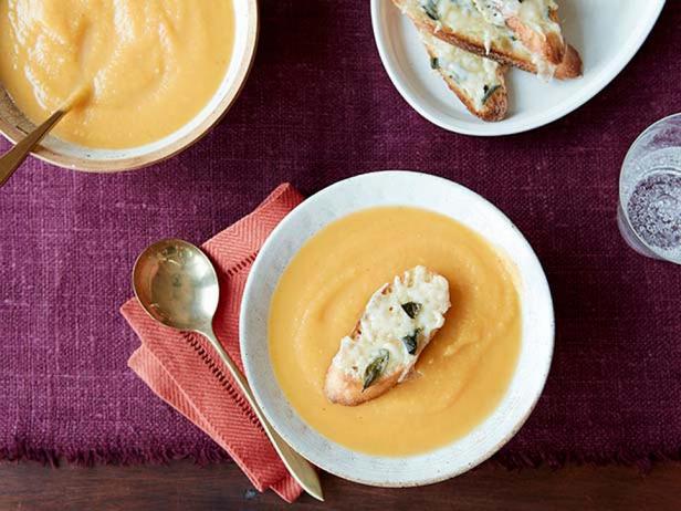 Butternusskürbissuppe mit Crostini und Fontina-Käse