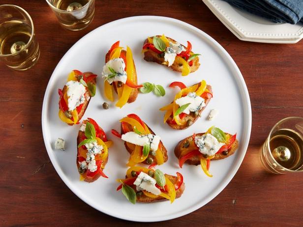 Bruschetta mit Paprika und Gorgonzola