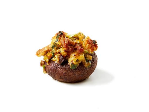 Mit Chorizo ​​und Maisbrot gefüllte Champignons