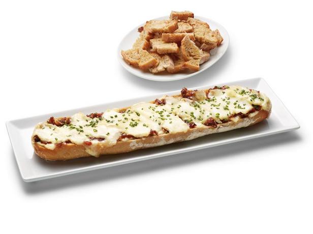 Käse-Zwiebel-Dip in einem französischen Brottopf
