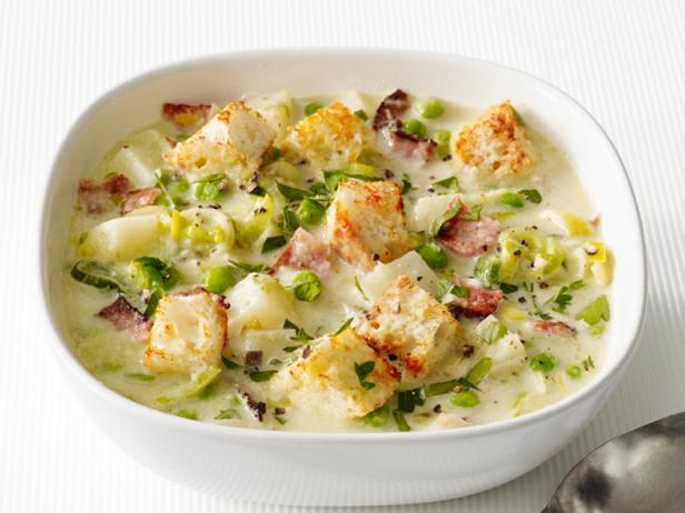 Zwiebelcremesuppe mit Kartoffeln und Speck