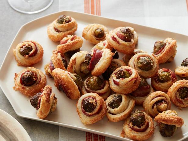 Blätterteigröllchen mit Rosenkohl und Speck