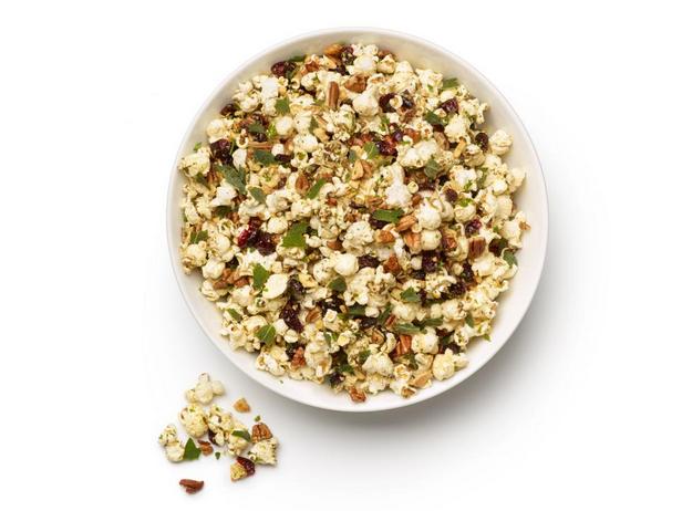 Gewürztes Popcorn mit Nüssen, Kräutern und getrockneten Cranberries
