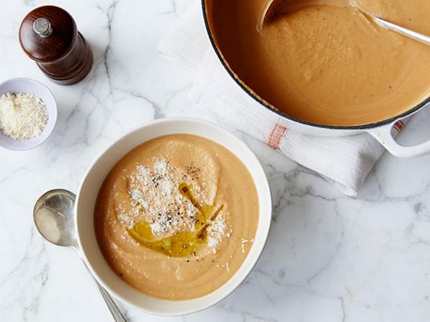 Kürbissuppe mit Sahne und Käse