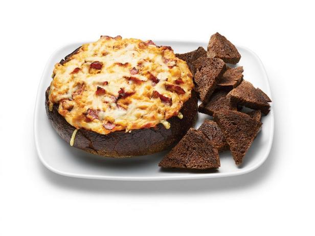 Heißer Reuben-Dip im Brottopf