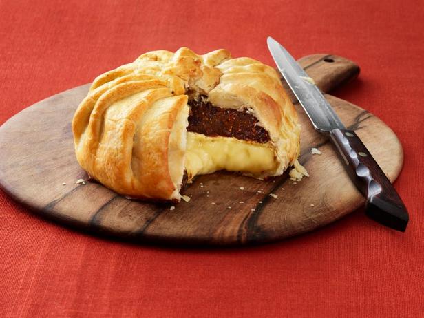 Brie-Käse mit Feigenkompott im Blätterteig gebacken