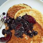 Flauschige Joghurtpfannkuchen mit Blaubeer-Pfirsich-Sauce